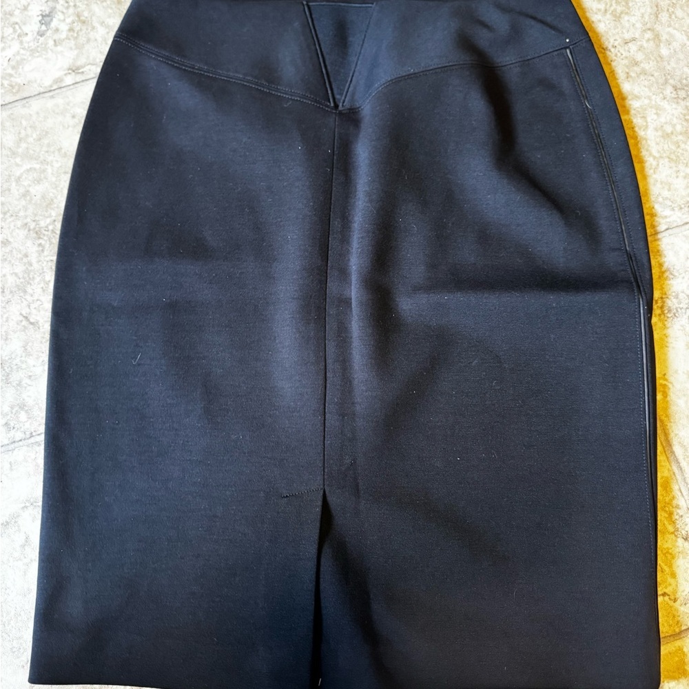 Tahari Black Knit Pencil Skirt NWOT Size 10 Office Professional Classic - Picture 2 of 8